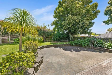 Photo of property in 61 Beechdale Crescent, Pakuranga Heights, Auckland, 2010