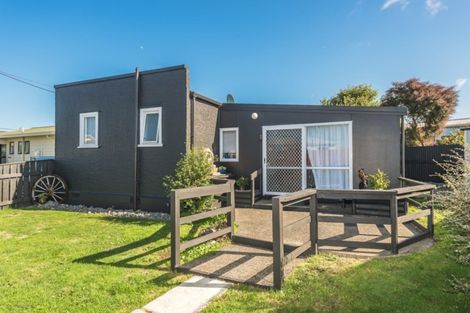 Photo of property in 1 Kamahi Street, Castlecliff, Whanganui, 4501