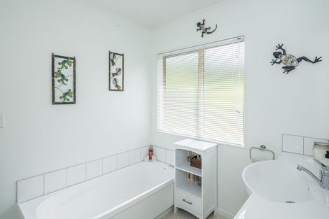 Photo of property in 4 Kaikomako Road, Waikanae, 5036