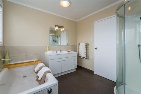 Photo of property in 2 Serrata Place, Browns Bay, Auckland, 0630