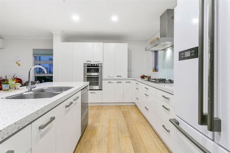 Photo of property in 9a Heathcote Road, Castor Bay, Auckland, 0620