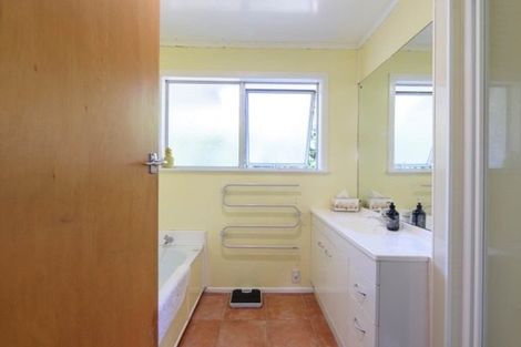 Photo of property in 5 Nor'east Drive, Northcross, Auckland, 0632