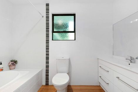 Photo of property in 5 Naera Place, Kawaha Point, Rotorua, 3010