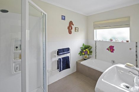 Photo of property in 6 Ernest Shackleton Place, Waiuku, 2123