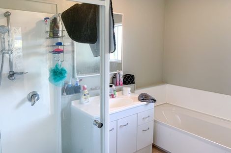 Photo of property in 2/4 Coronation Road, Glenfield, Auckland, 0627