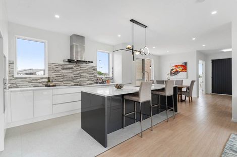 Photo of property in 5 Korowhiti Road, Clarks Beach, 2122