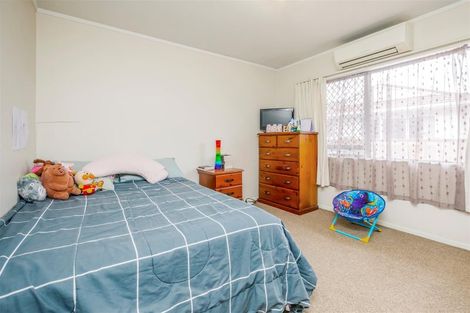 Photo of property in 35 Pinewood Grove, Botany Downs, Auckland, 2010