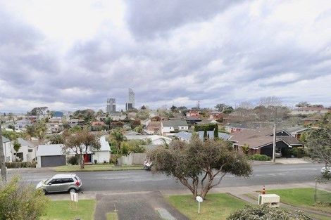 Photo of property in 1/6 Hart Road, Hauraki, Auckland, 0622