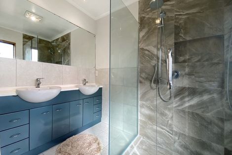 Photo of property in 25 Brooke Ridge Rise, East Tamaki Heights, Auckland, 2016