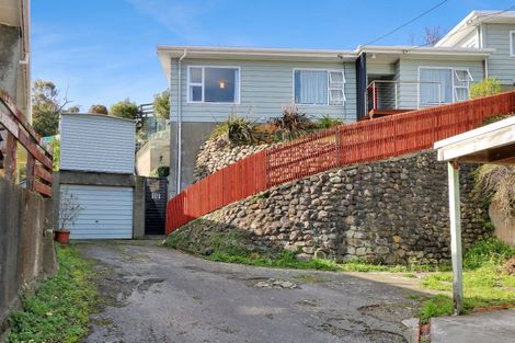Photo of property in 27 Kellsmere Crescent, Island Bay, Wellington, 6023