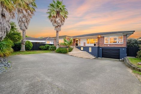 Photo of property in 25 Bradbury Road, Botany Downs, Auckland, 2010