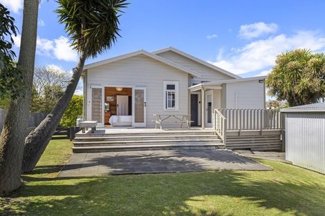 Photo of property in 22 Wallis Street, Raglan, 3225
