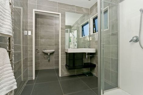 Photo of property in 2/10 Kiteroa Terrace, Rothesay Bay, Auckland, 0630