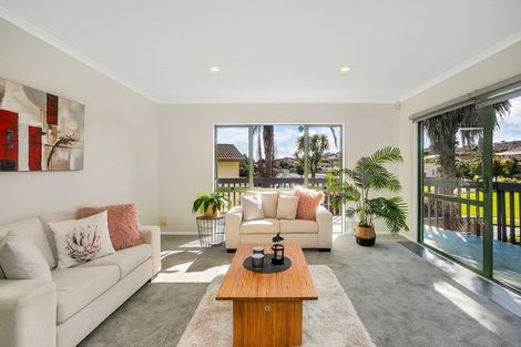 Photo of property in 1/4 De Havilland Drive, Goodwood Heights, Auckland, 2105