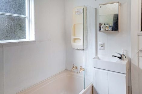 Photo of property in 42 Pokohiwi Road, Normandale, Lower Hutt, 5010