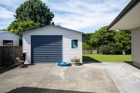 Photo of property in 16 Deakin Place, Clive, 4102