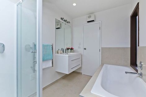 Photo of property in 2/51 Seaton Road, Murrays Bay, Auckland, 0630