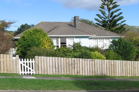 Photo of property in 5 Cumberland Grove, Cannons Creek, Porirua, 5024