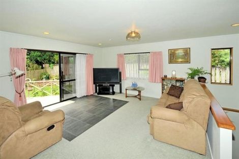 Photo of property in 2/19 Greenvalley Rise, Glenfield, Auckland, 0629