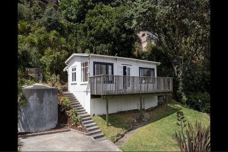 Photo of property in 5 Glenesk Road, Piha, New Lynn, 0772