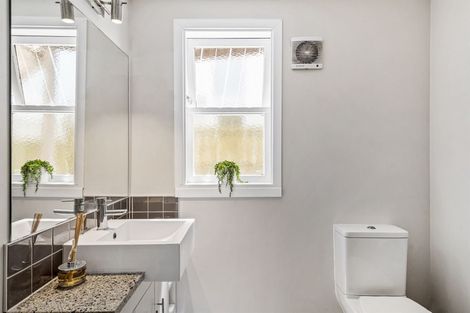 Photo of property in 96 Calliope Road, Stanley Point, Auckland, 0624