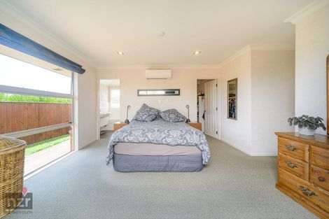 Photo of property in 3 Ron Place, Fitzherbert, Palmerston North, 4410
