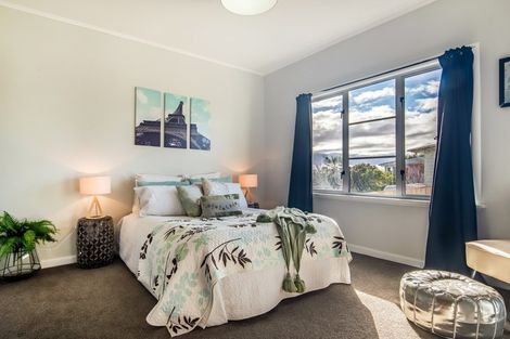 Photo of property in 1/72 Lynwood Road, New Lynn, Auckland, 0600