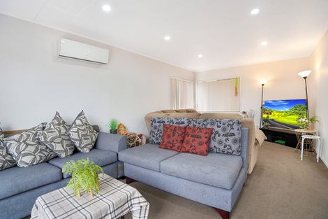 Photo of property in 2/10 Charisma Place, Randwick Park, Auckland, 2105