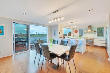 Photo of property in 68 Exmouth Road, Northcote, Auckland, 0627