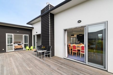 Photo of property in 4 Saint Heliers Grove, Fitzherbert, Palmerston North, 4410