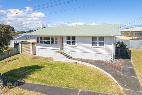 Photo of property in 4 Glenn Street, Castlecliff, Whanganui, 4501