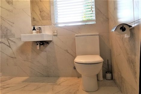 Photo of property in 33 Forrest Hill Road, Milford, Auckland, 0620