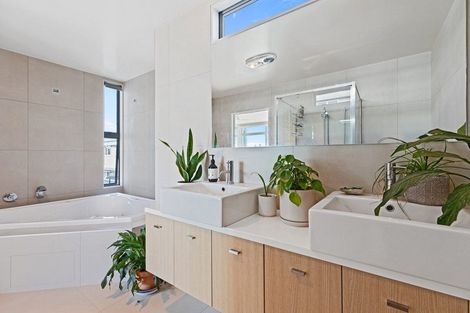 Photo of property in 2/35 Victoria Road, Mount Maunganui, 3116