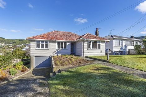 Photo of property in 16 Kereru Bend, Tawa, Wellington, 5028