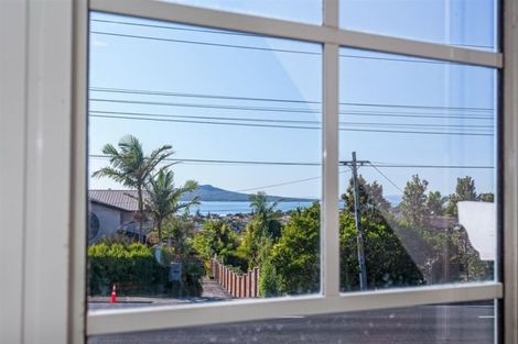 Photo of property in 1/140a East Coast Road, Forrest Hill, Auckland, 0620