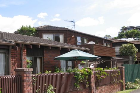 Photo of property in 2/30 Manly Esplanade, Browns Bay, Auckland, 0630