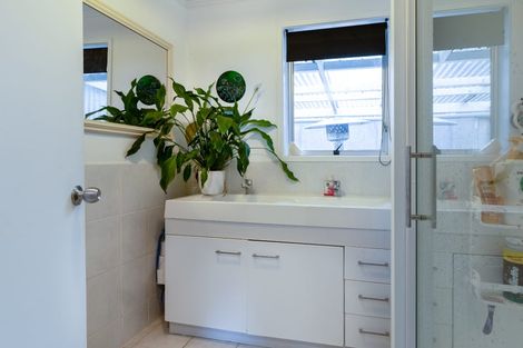 Photo of property in 2/52 Staincross Street, Green Bay, Auckland, 0604