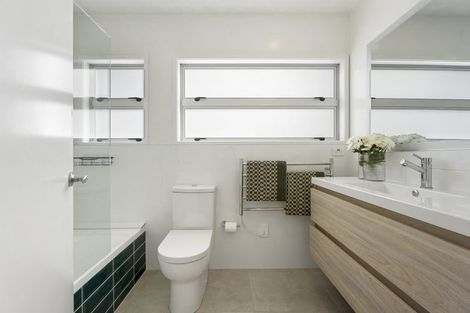 Photo of property in 2/86 Seaview Road, Castor Bay, Auckland, 0620