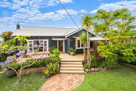 Photo of property in 1/92 Eversleigh Road, Belmont, Auckland, 0622