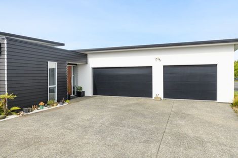 Photo of property in 4 Saint Heliers Grove, Fitzherbert, Palmerston North, 4410