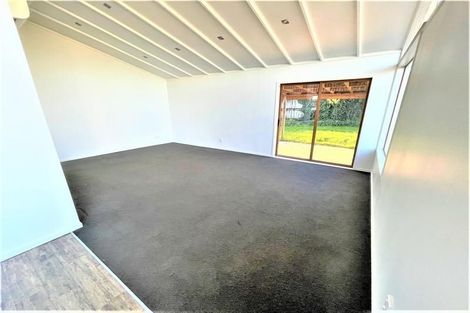 Photo of property in 19 Crompton Road, Massey, Auckland, 0614