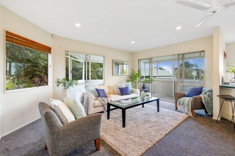 Photo of property in 2/23 Wairau Road, Forrest Hill, Auckland, 0627