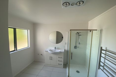 Photo of property in 1/4 Mossop Rise, Glenfield, Auckland, 0629