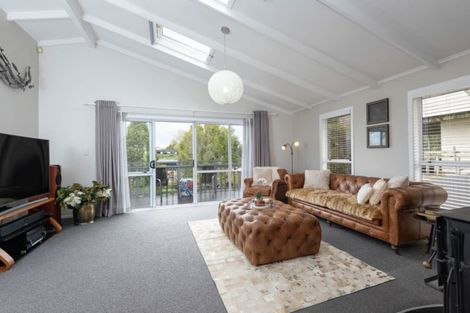 Photo of property in 19 Beach Road, Mellons Bay, Auckland, 2014