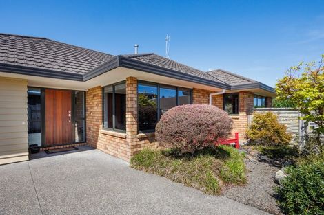 Photo of property in 23 Johnstone Drive, Fitzherbert, Palmerston North, 4410