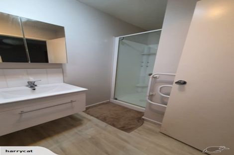 Photo of property in 70a Seaview Road, Castor Bay, Auckland, 0620