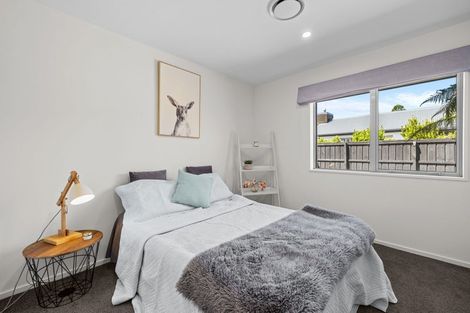 Photo of property in 10 Lakebridge Place, Parklands, Christchurch, 8083