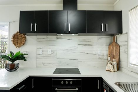 Photo of property in 98 Dalwhinnie Parade, Highland Park, Auckland, 2010