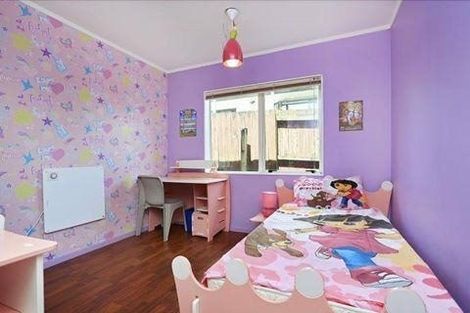 Photo of property in 2 Kelman Road, Kelston, Auckland, 0602