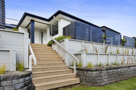 Photo of property in 4 Vardon Way, Waiwhakaiho, New Plymouth, 4312